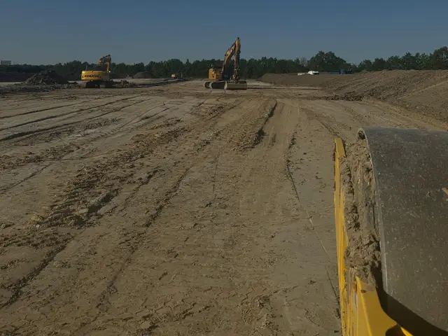 Erdarbeiten und Flächenvorbereitung auf einer Baustelle
